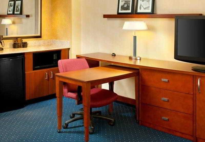 Courtyard Cincinnati Blue Ash Room photo
